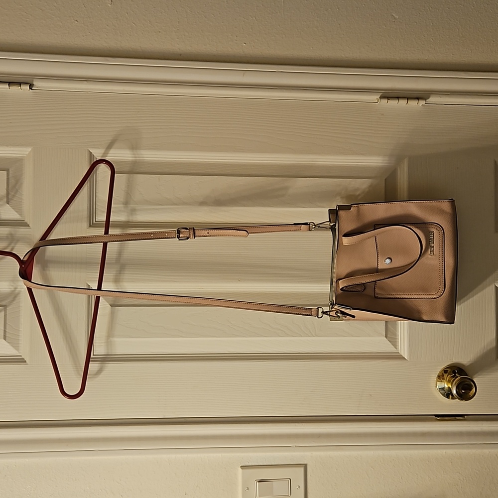 Light pink purse with zipper insert and removable strap by Steve Madden